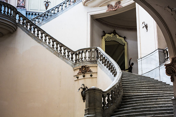 Ballet Espanol de Cuba, Grand Staircase