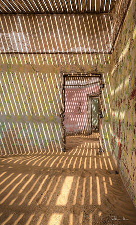 Kolmanskop, Linear Shadows