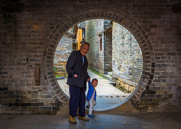 Out for a walk with Grandad, Huang Yao